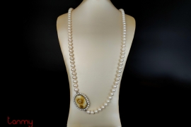 Pearl necklace with agate